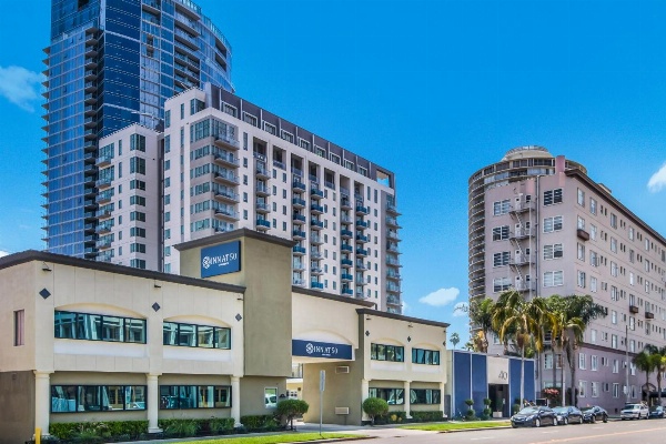 Inn at 50 - Long Beach Convention Center image 1